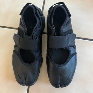 Nike Air Rift Black Leather Split-Toe Tabi Women’s Athletic Shoes